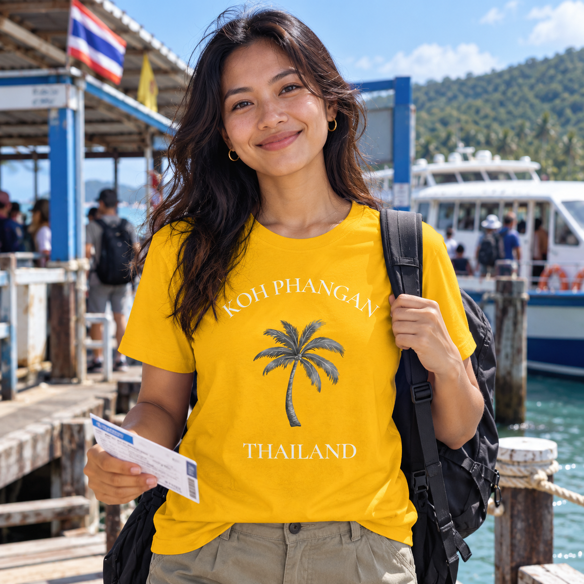 Unisex Bio T-Shirt in Spectra Yellow mit Koh Phangan Palmen-Frontprint am thailändischen Fähranleger