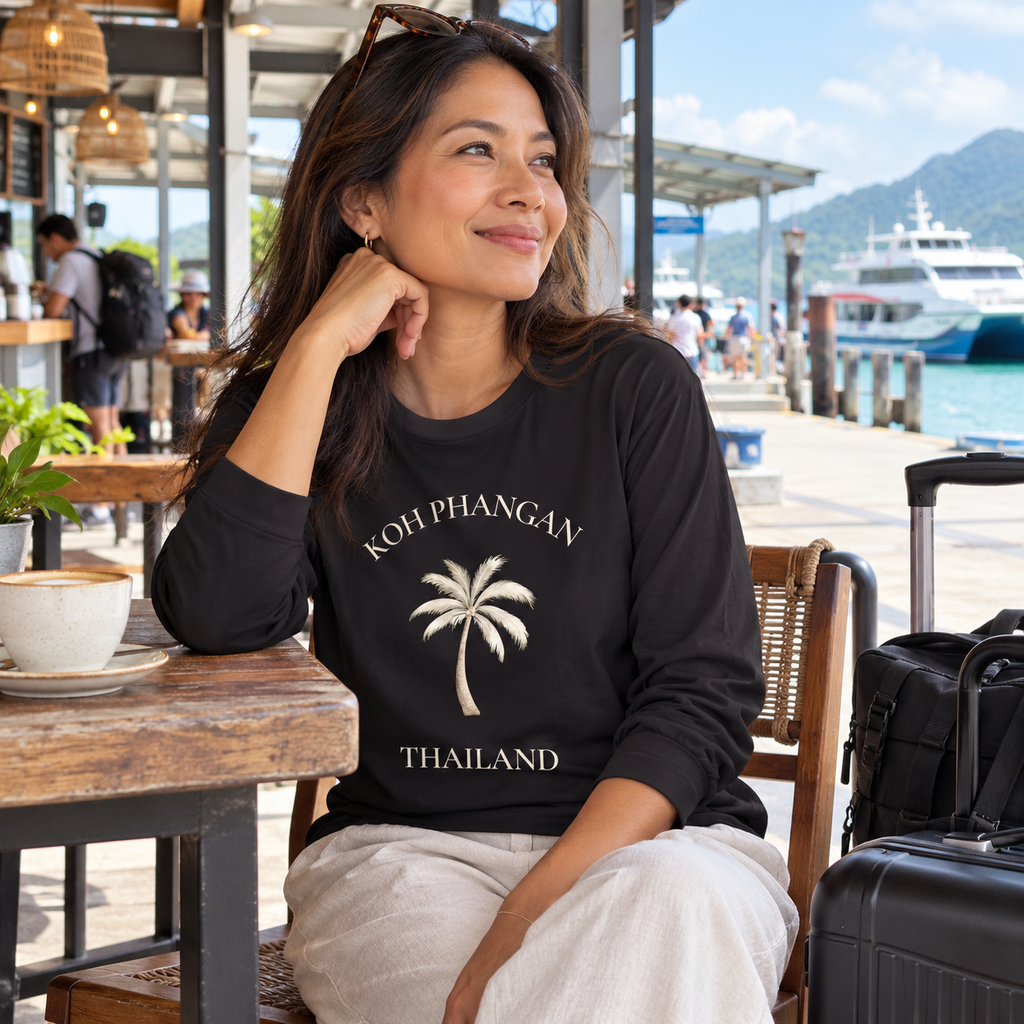 Schwarzes Unisex Bio Longsleeve mit Koh Phangan Palmen-Frontprint am thailändischen Fährterminal