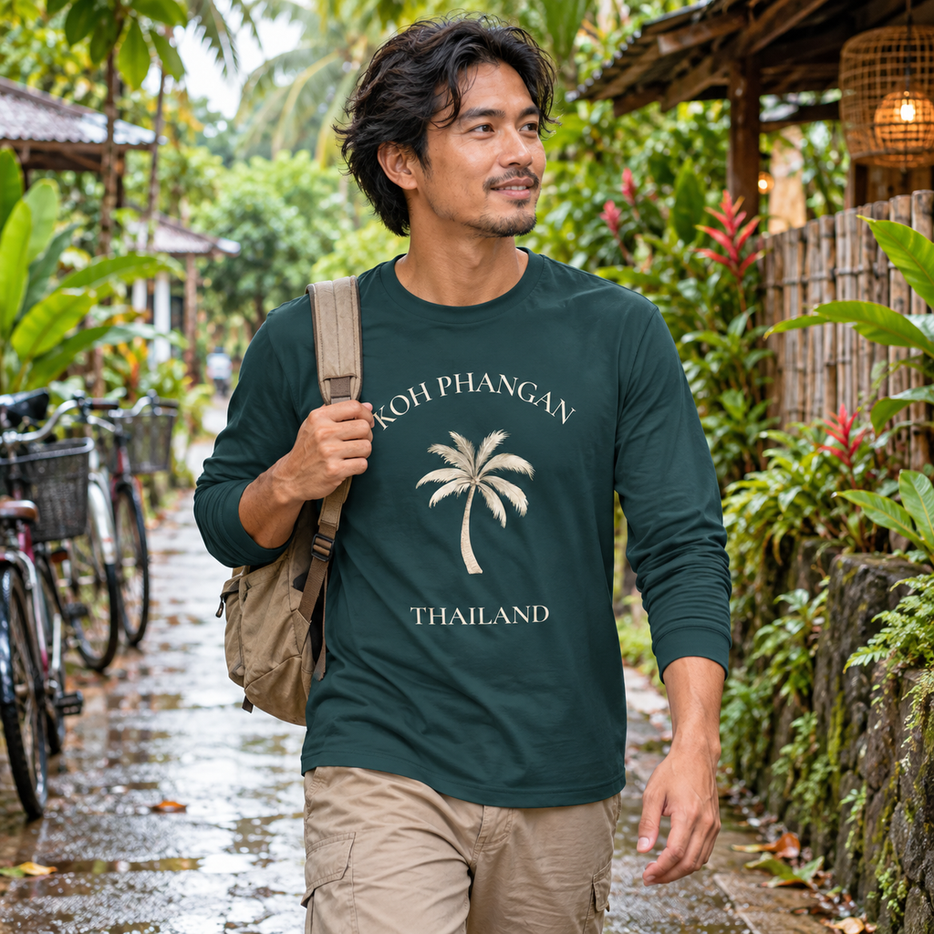 Unisex Bio Longsleeve in Glazed Green mit Koh Phangan Mini Palm Frontprint auf einem thailändischen Gartenweg