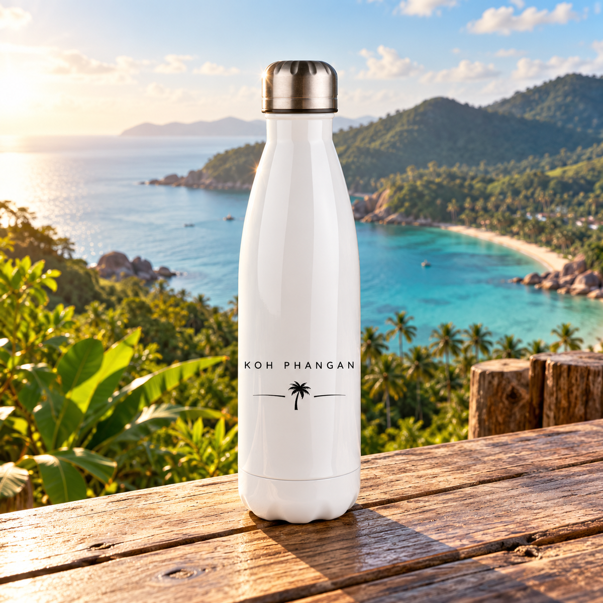 Weiße Thermoflasche mit Koh Phangan Minimal Palm Motiv vor einer tropischen Bucht