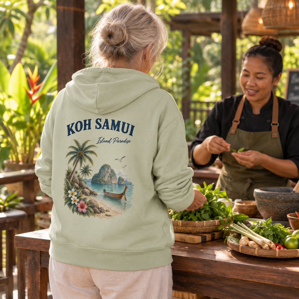 Frau im Aloe Bio Hoodie mit Koh Samui Island Paradise Rückenprint bei einem thailändischen Kochkurs