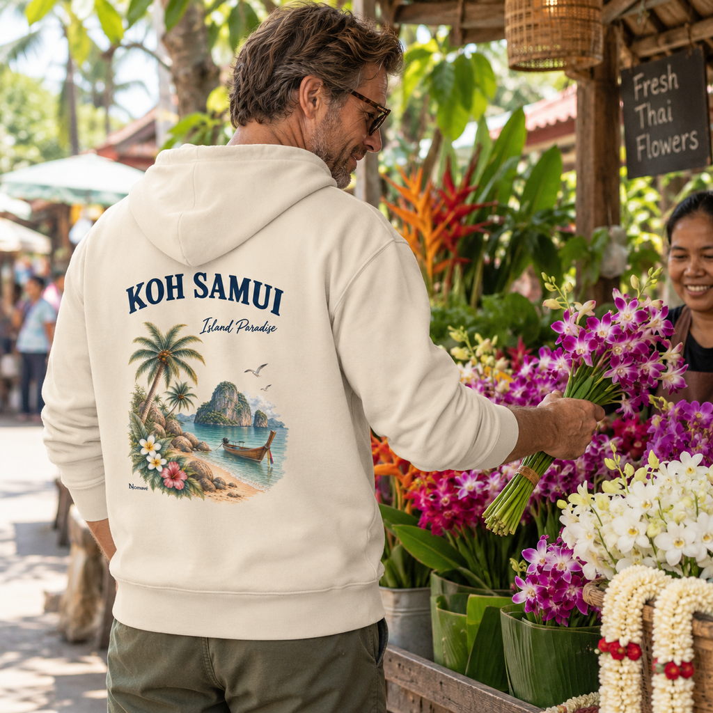 Mann im Desert-Dust Bio Hoodie mit Koh Samui Island Paradise Rückenprint auf einem Blumenmarkt