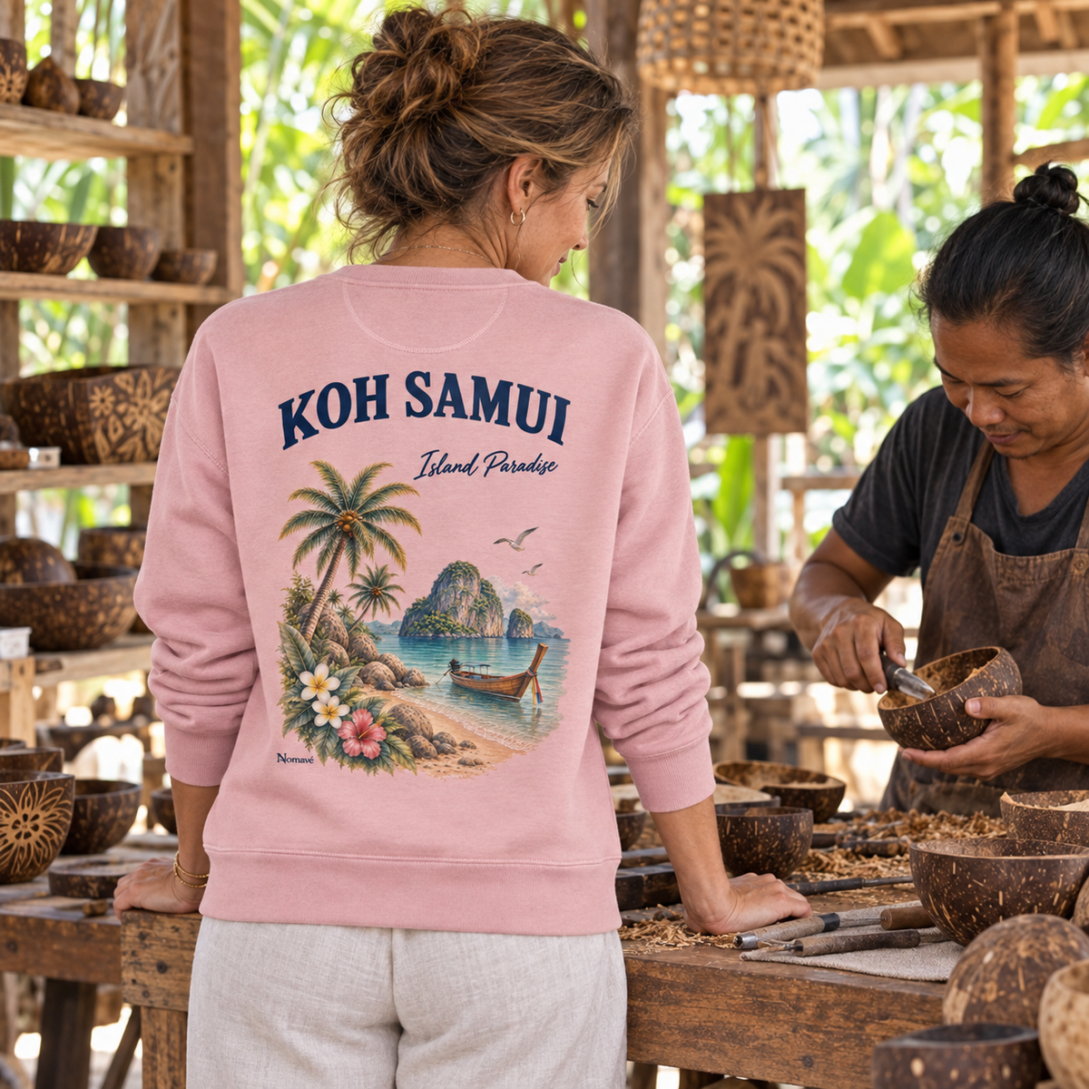Frau im Canyon-Pink Bio Sweatshirt mit Koh Samui Island Paradise Rückenprint in einer Kokoswerkstatt