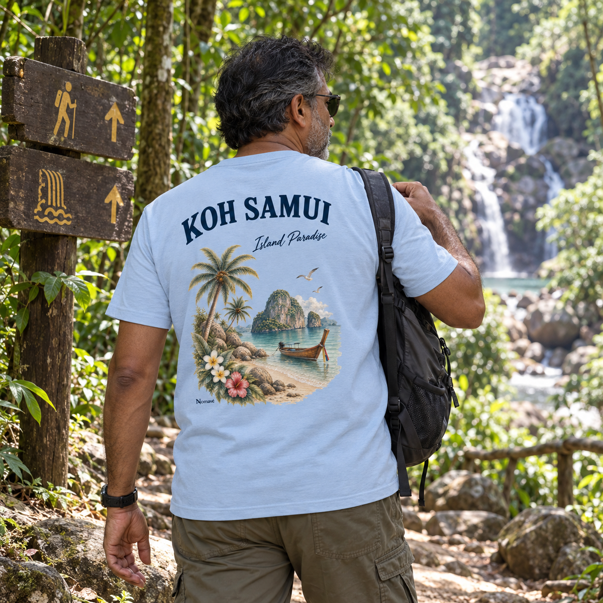 Mann im blauen Koh Samui Island Paradise Bio T-Shirt auf einem Wasserfallpfad