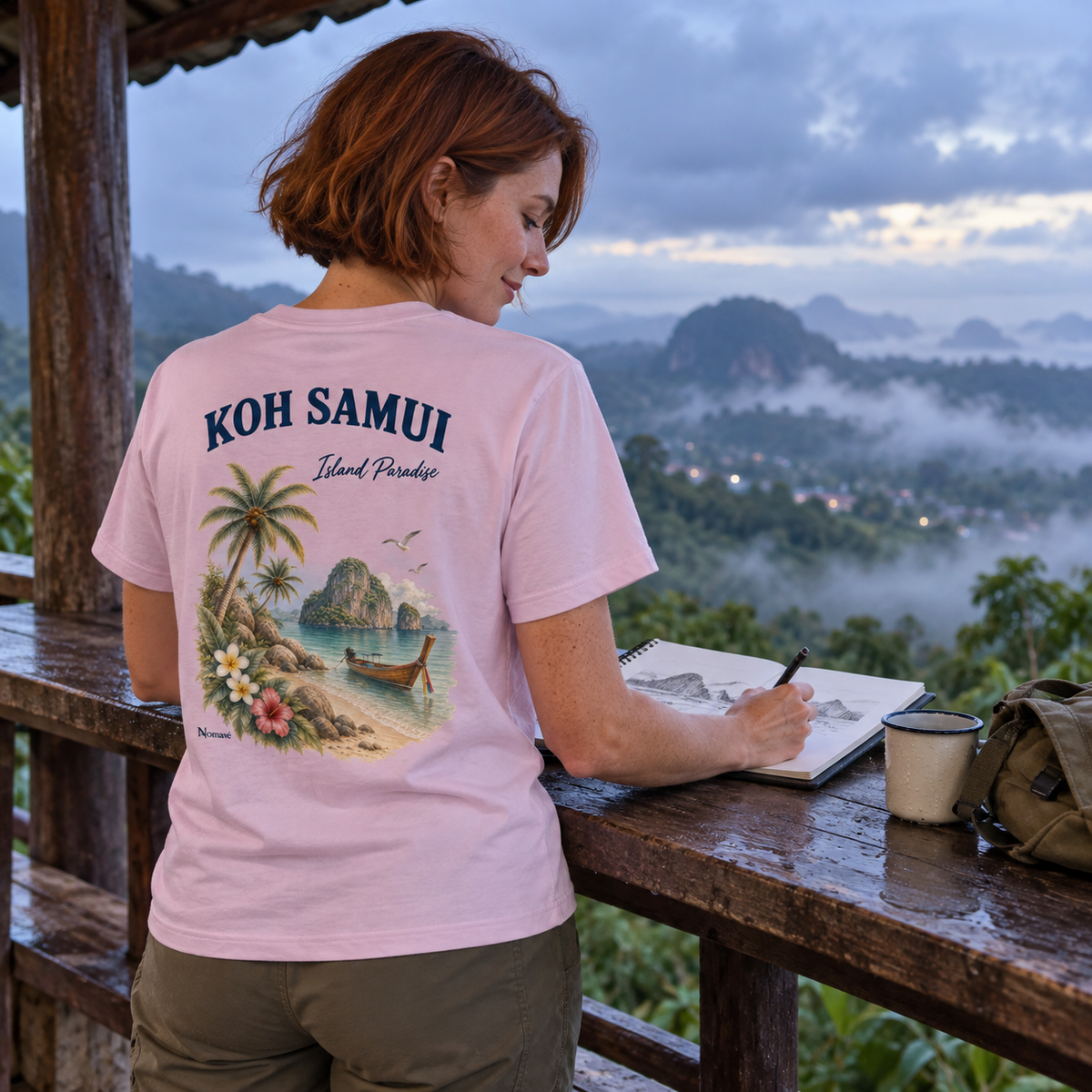Frau im pinken Koh Samui Island Paradise Bio T-Shirt beim Skizzieren am Aussichtspunkt