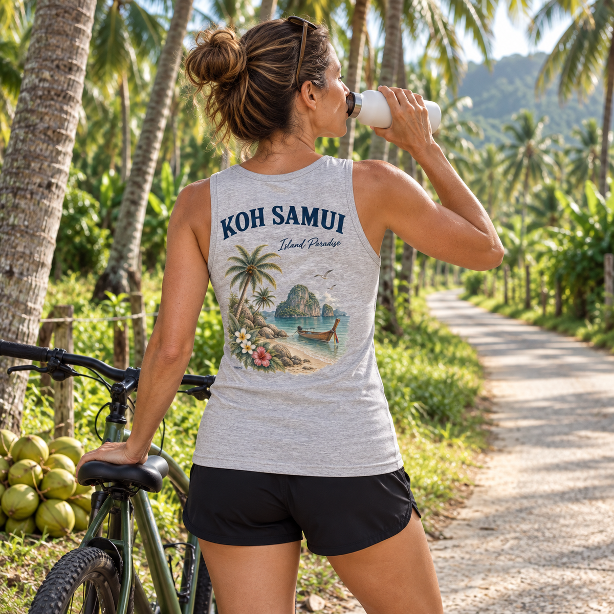 Frau im grauen Damen Bio Tanktop mit Koh Samui Island Paradise Rückenprint bei einer Fahrradpause