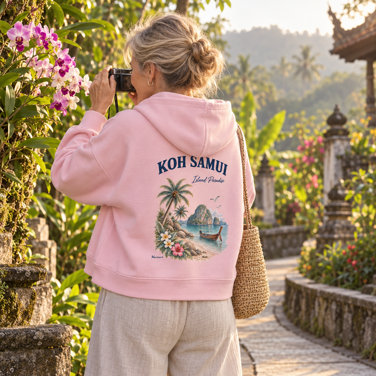 Frau im Bubble-Pink Damen Bio Boxcut Hoodie mit Koh Samui Island Paradise Rückenprint im tropischen Garten