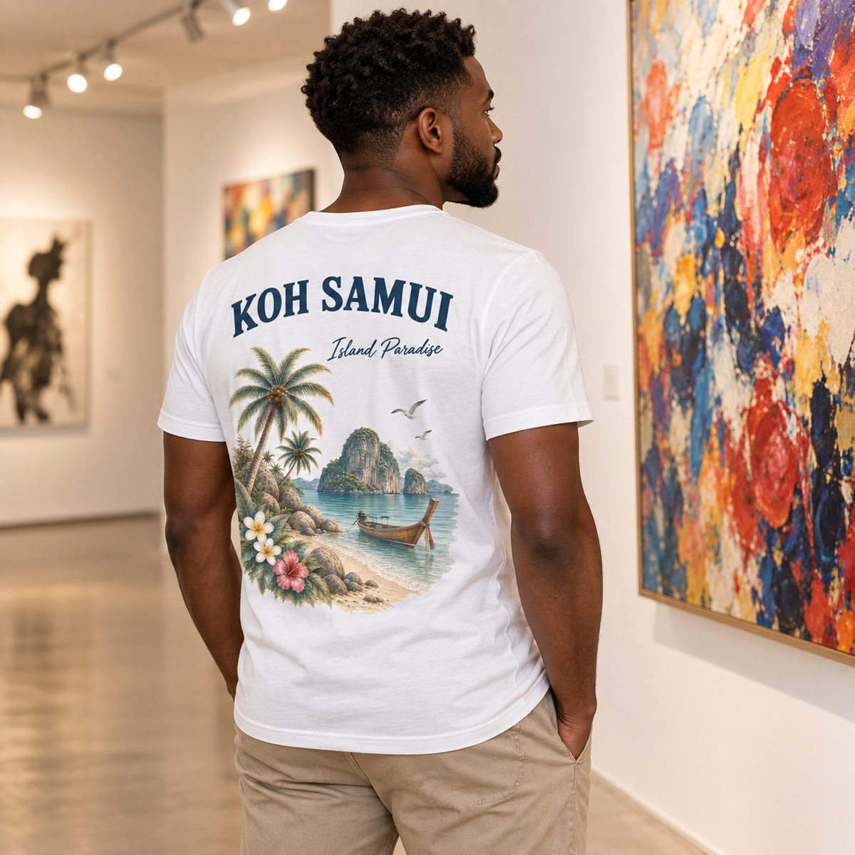 Mann im weißen Koh Samui Island Paradise V-Neck Shirt in einer Kunstgalerie