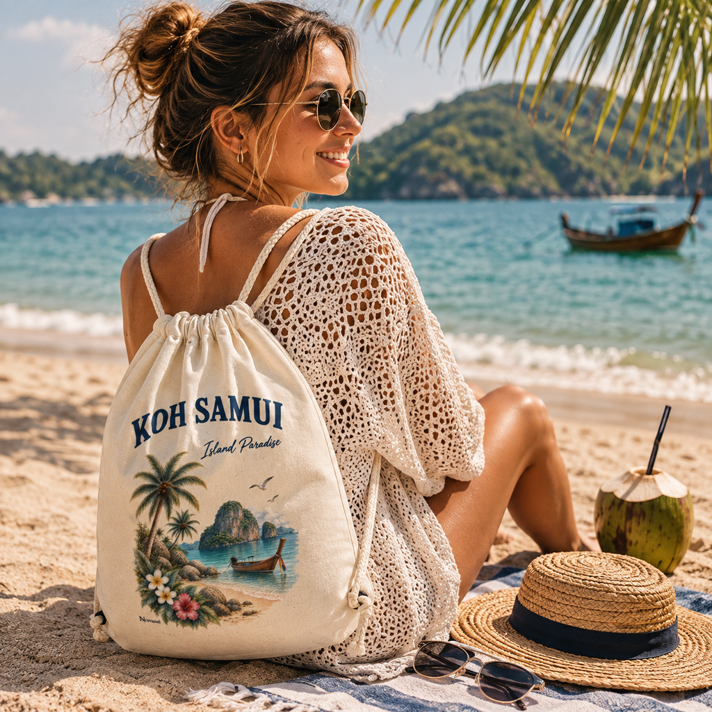 Koh Samui Island Paradise Gym Bag von Nomavé getragen von einer Frau am tropischen Strand in Thailand