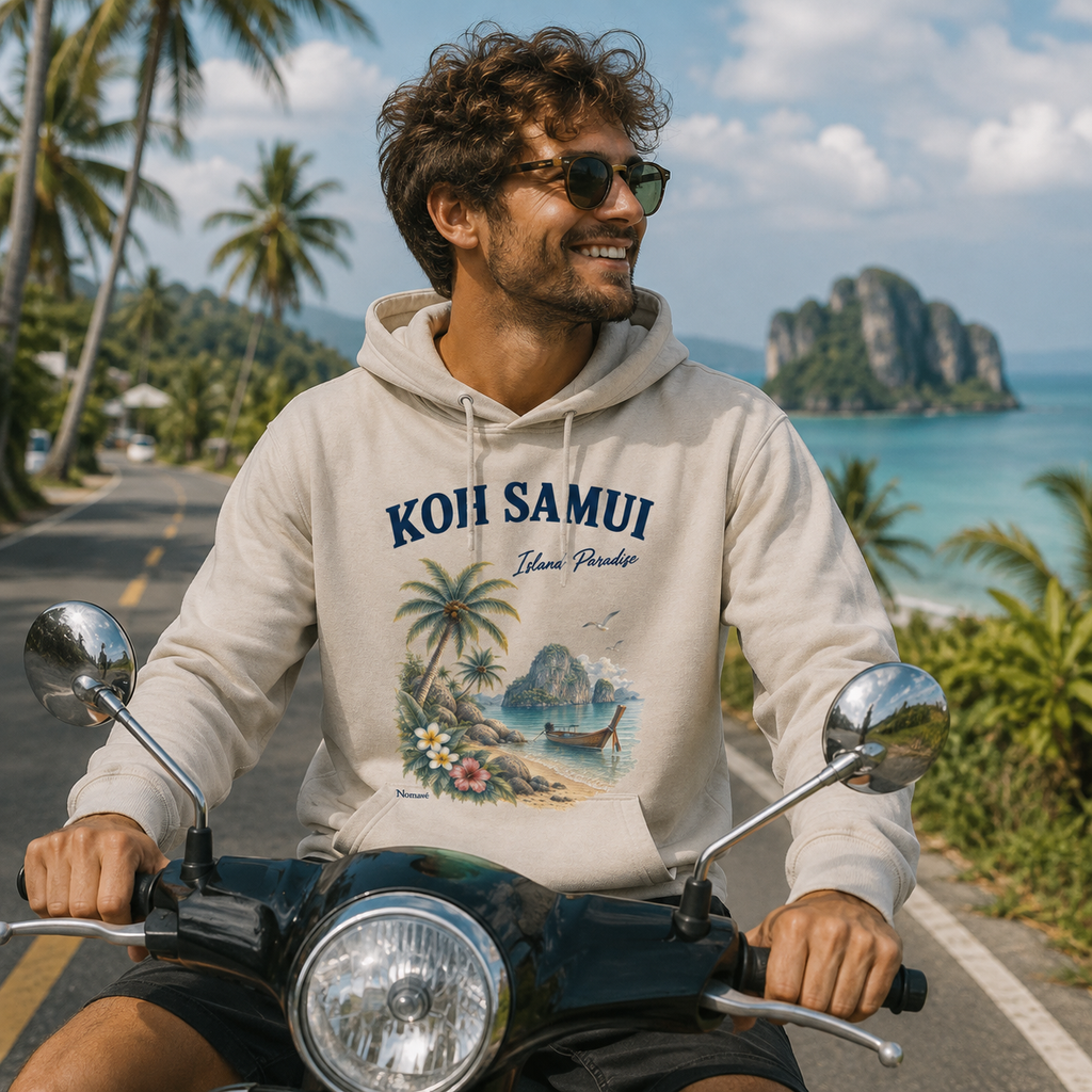 Mann trägt den Koh Samui Island Paradise Hoodie von Nomavé auf einem Roller vor tropischer Küstenkulisse in Thailand