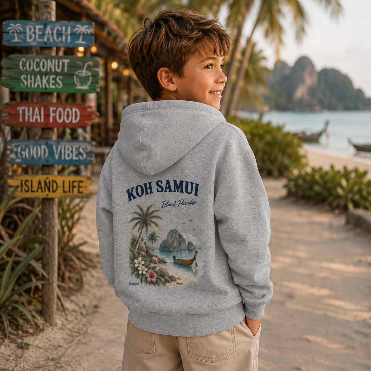 Junge trägt grauen Koh Samui Island Paradise Kinder Hoodie mit tropischem Vintage-Motiv am Strand in Thailand