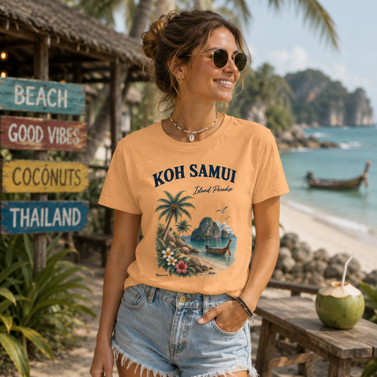 Frau trägt orangefarbenes Koh Samui Island Paradise Ladies T-Shirt mit tropischem Vintage Design am Strand in Thailand