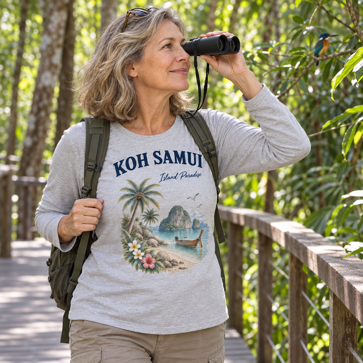 Frau im Heather Grey Koh Samui Island Paradise Longsleeve bei der Vogelbeobachtung