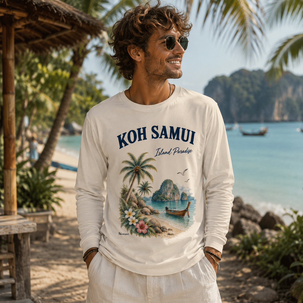 Junger Mann trägt das Nomavé Koh Samui Island Paradise Longsleeve mit tropischem Thailand-Motiv aus Palmen, Longtailboot und Meer.
