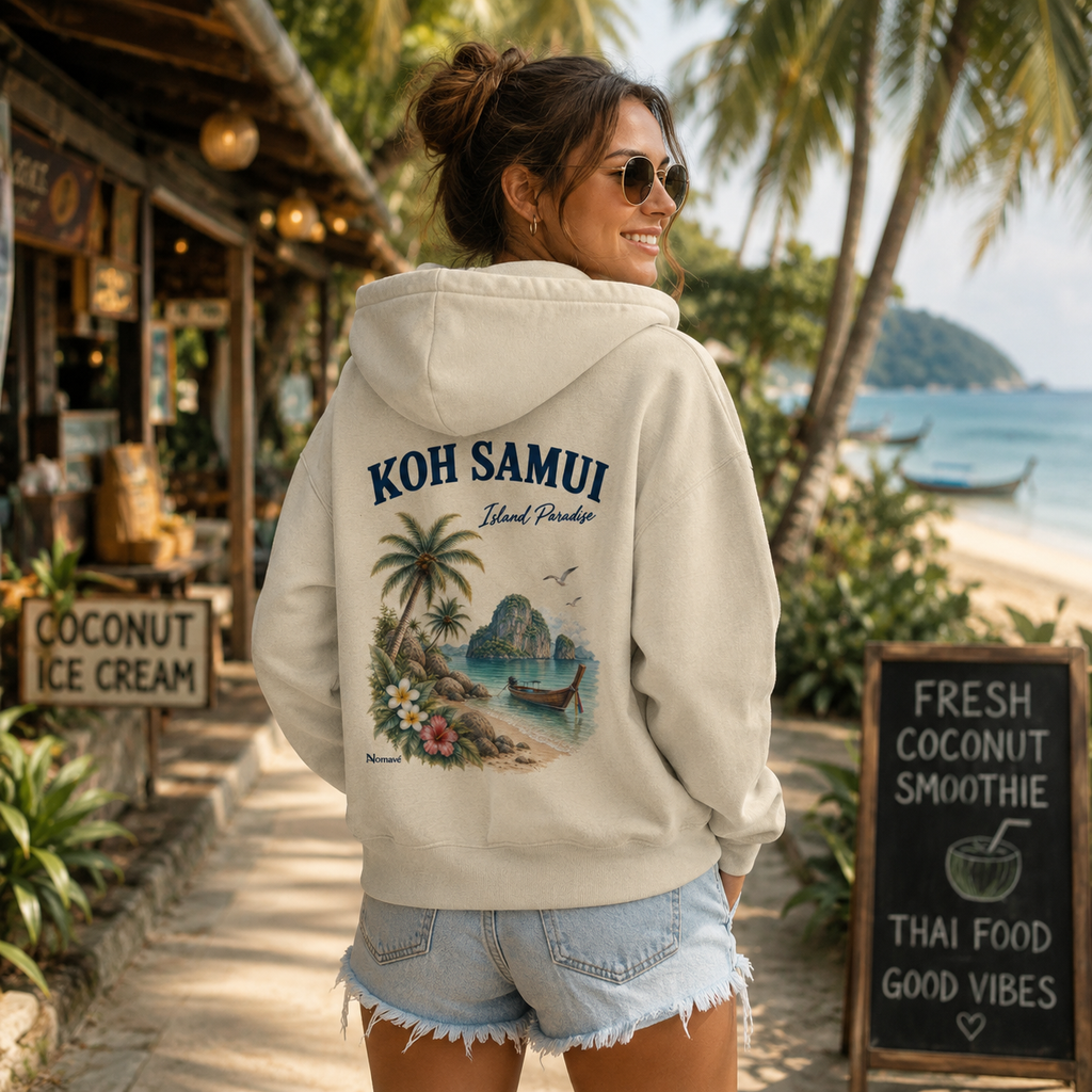 Frau trägt den Koh Samui Island Paradise Organic Zipper in Natur mit tropischem Vintage-Rückenprint an einer Strandpromenade in Thailand.