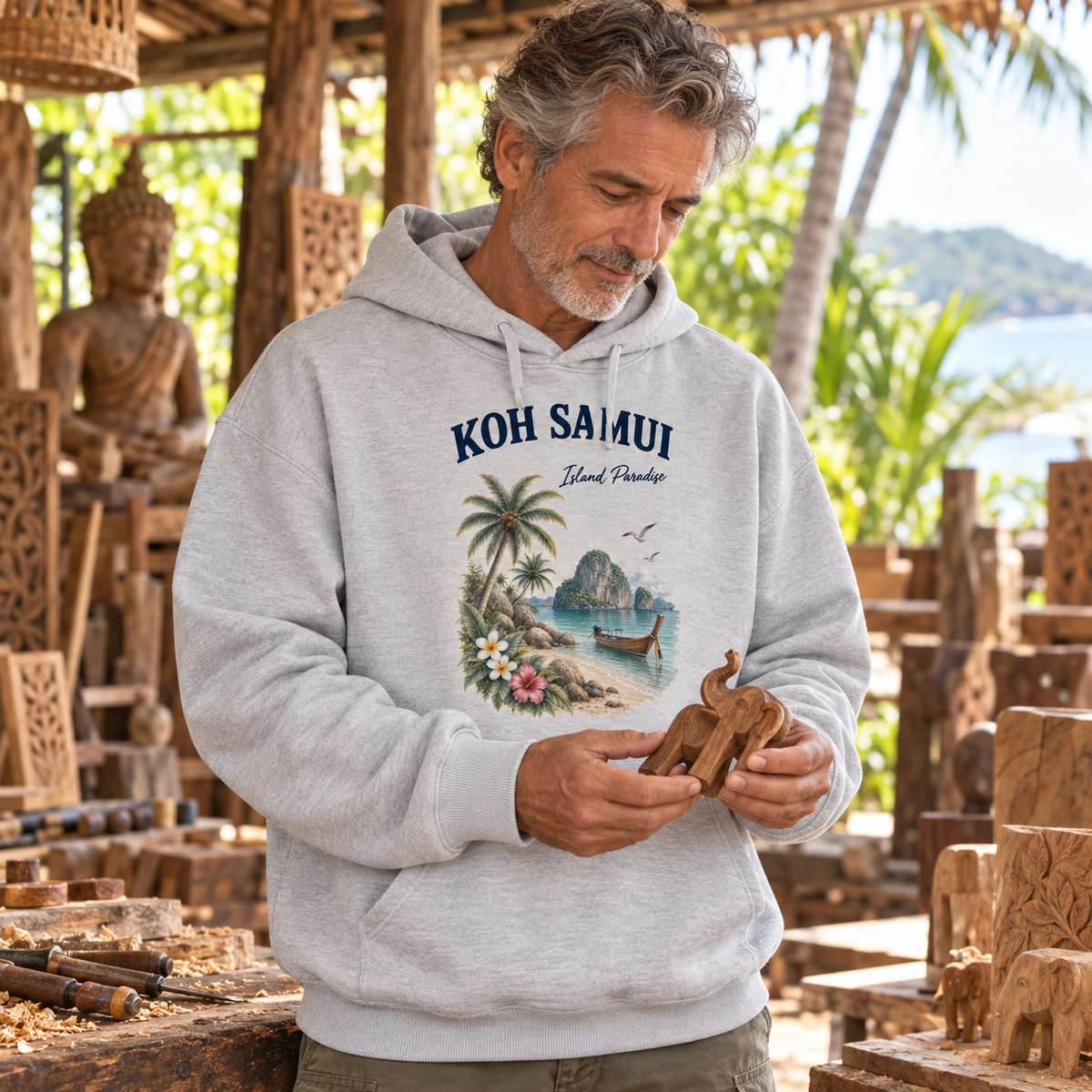Mann im Cool Heather Grey Koh Samui Island Paradise Oversize Hoodie in einer Holzwerkstatt