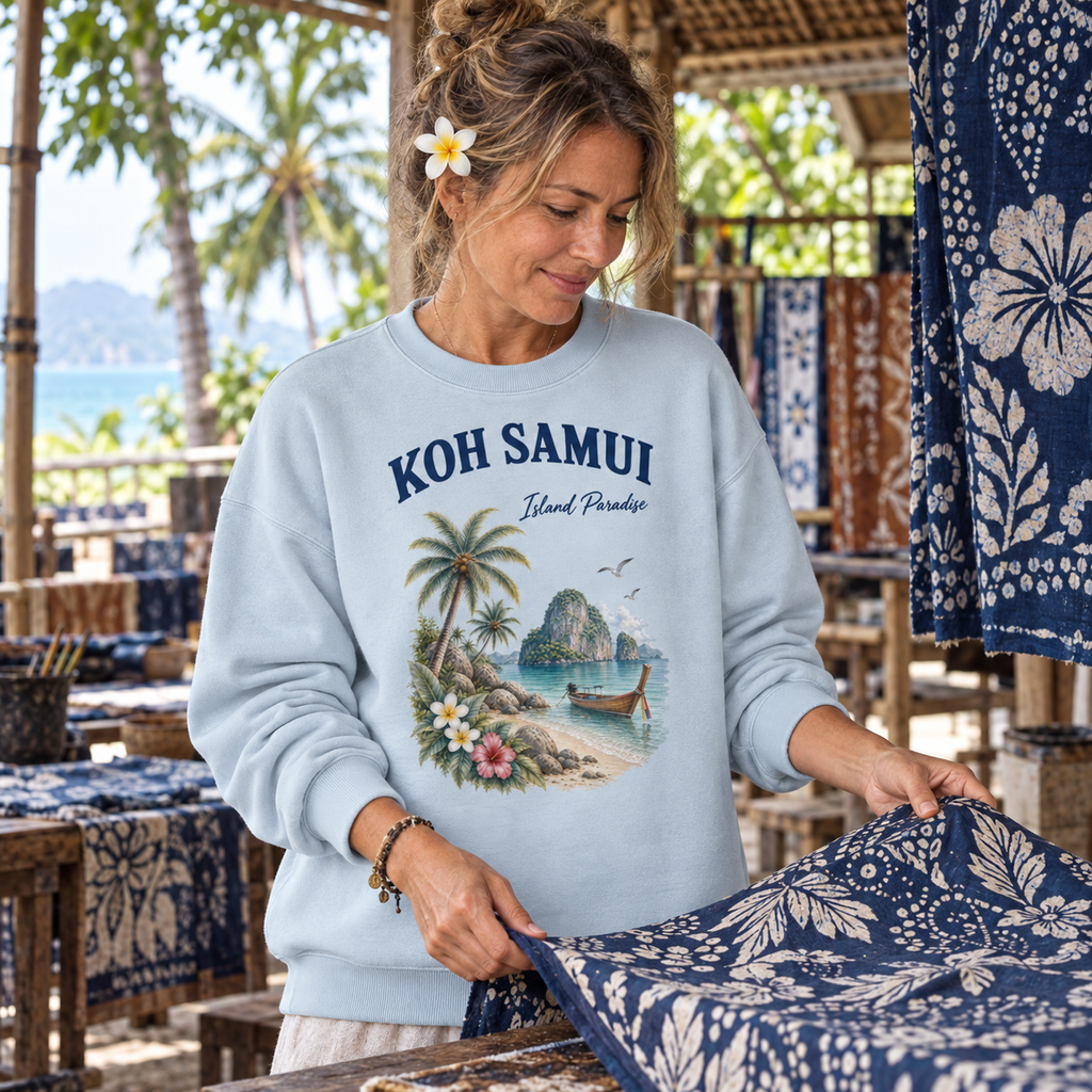 Frau im Blue Ice Koh Samui Island Paradise Oversize Sweatshirt in einer Batikwerkstatt