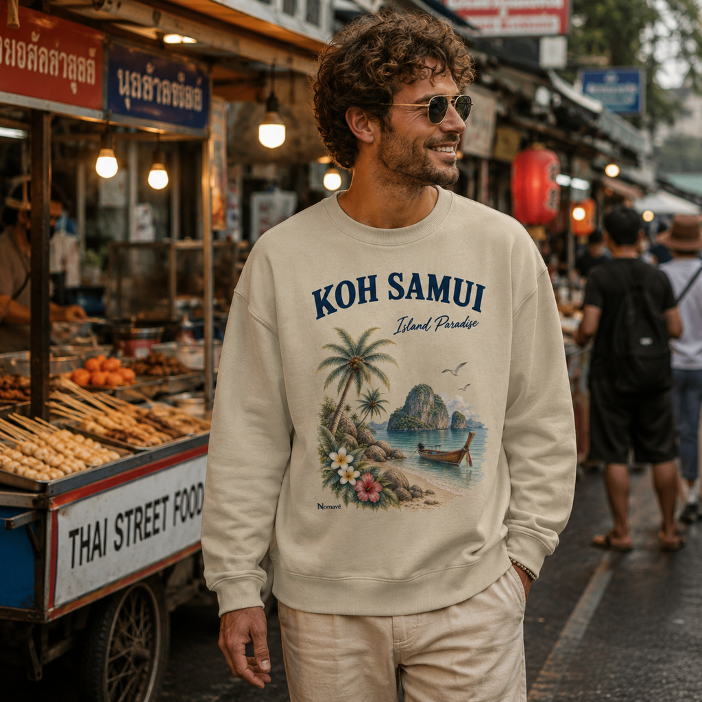 Mann trägt das Koh Samui Island Paradise Oversize Sweatshirt in Natur mit tropischem Vintage-Motiv an einem Streetfood-Markt in Thailand.