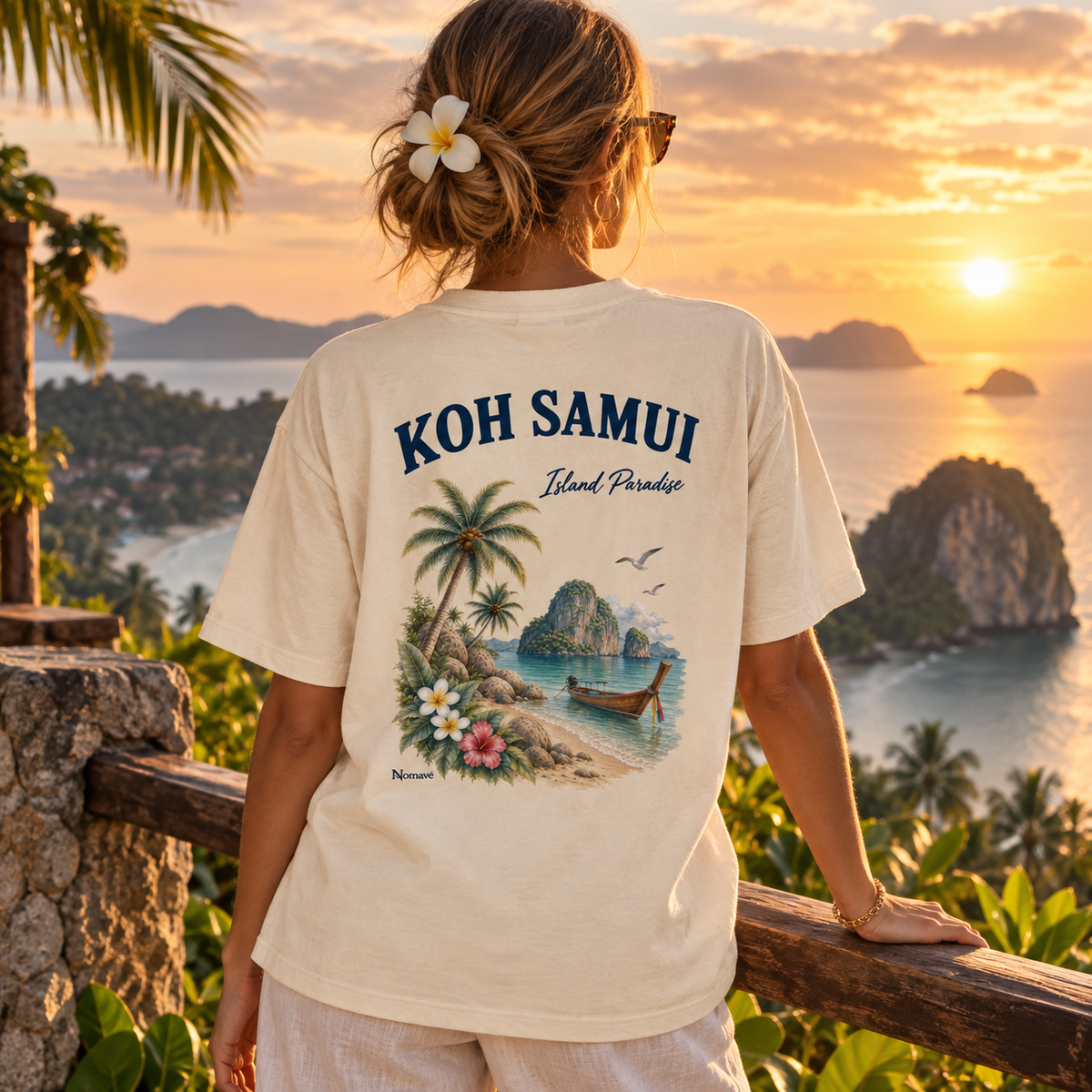 Frau im Koh Samui Island Paradise Bio-Heavy T-Shirt mit Rückenprint am Aussichtspunkt