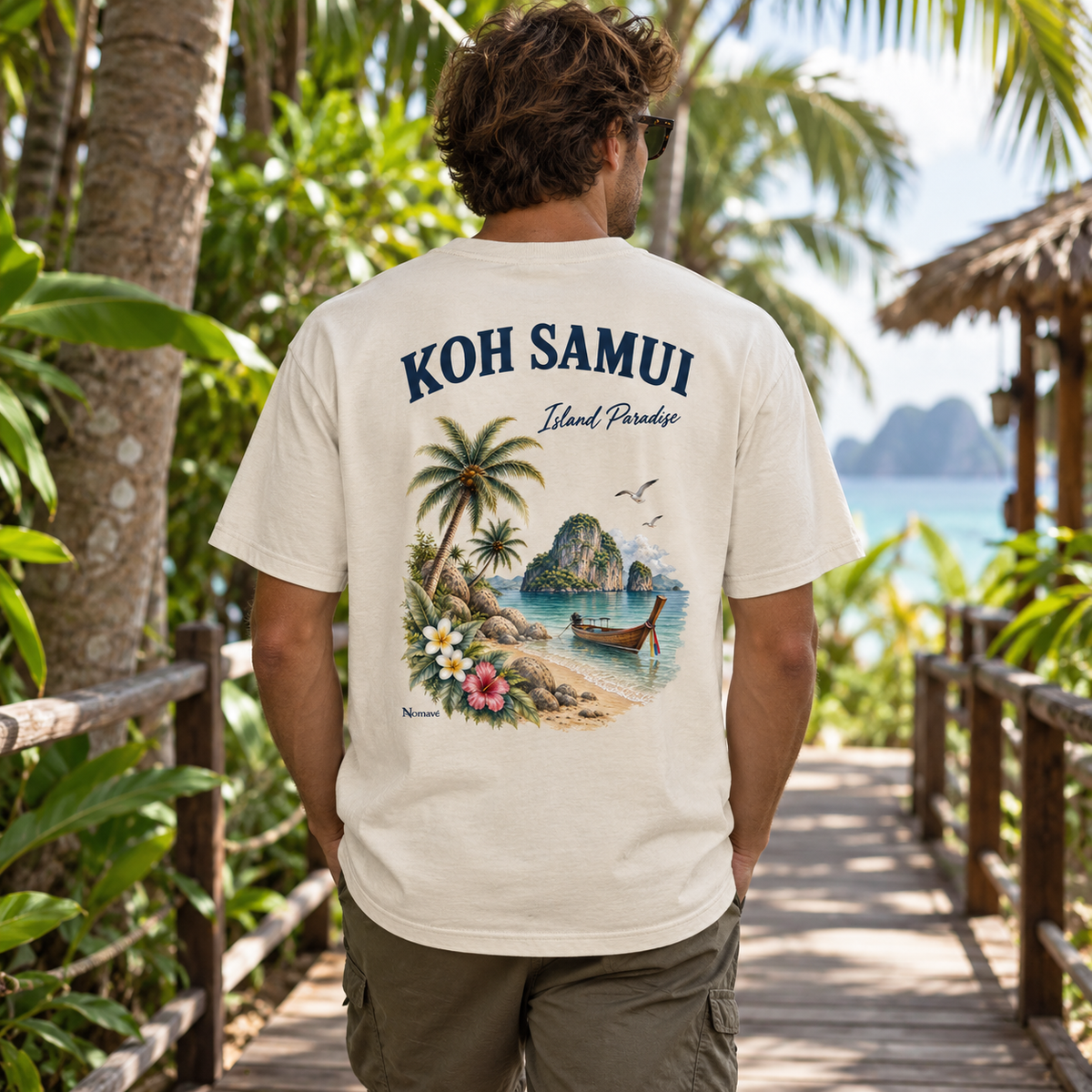 Mann im Koh Samui Island Paradise Bio-Heavy T-Shirt mit Rückenprint auf einem Tropensteg