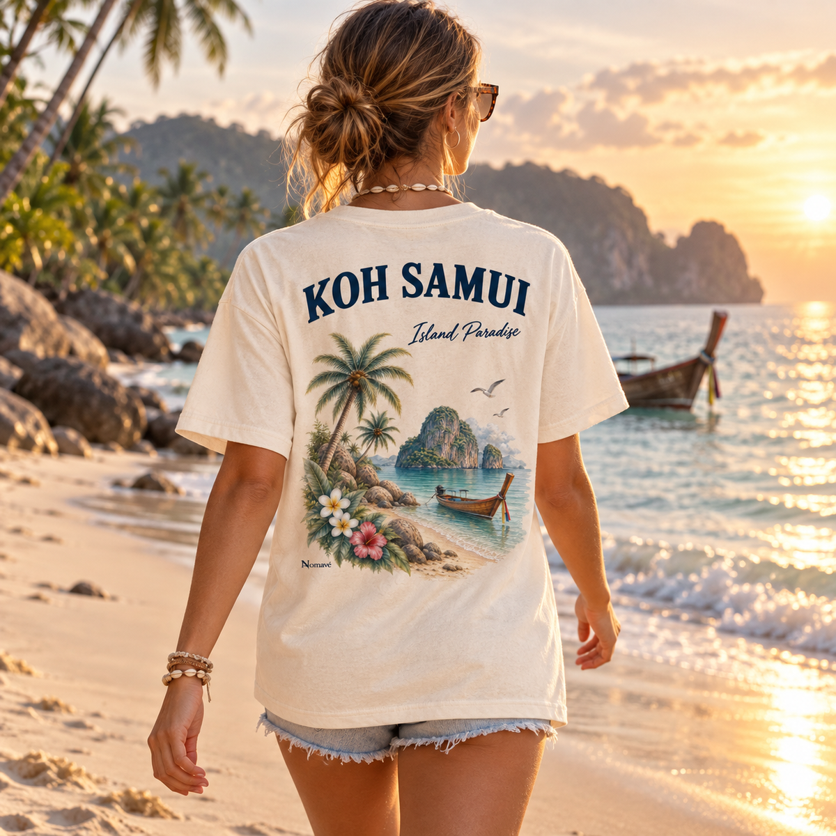 Frau im Koh Samui Island Paradise Bio T-Shirt mit Rückenprint bei Sonnenuntergang
