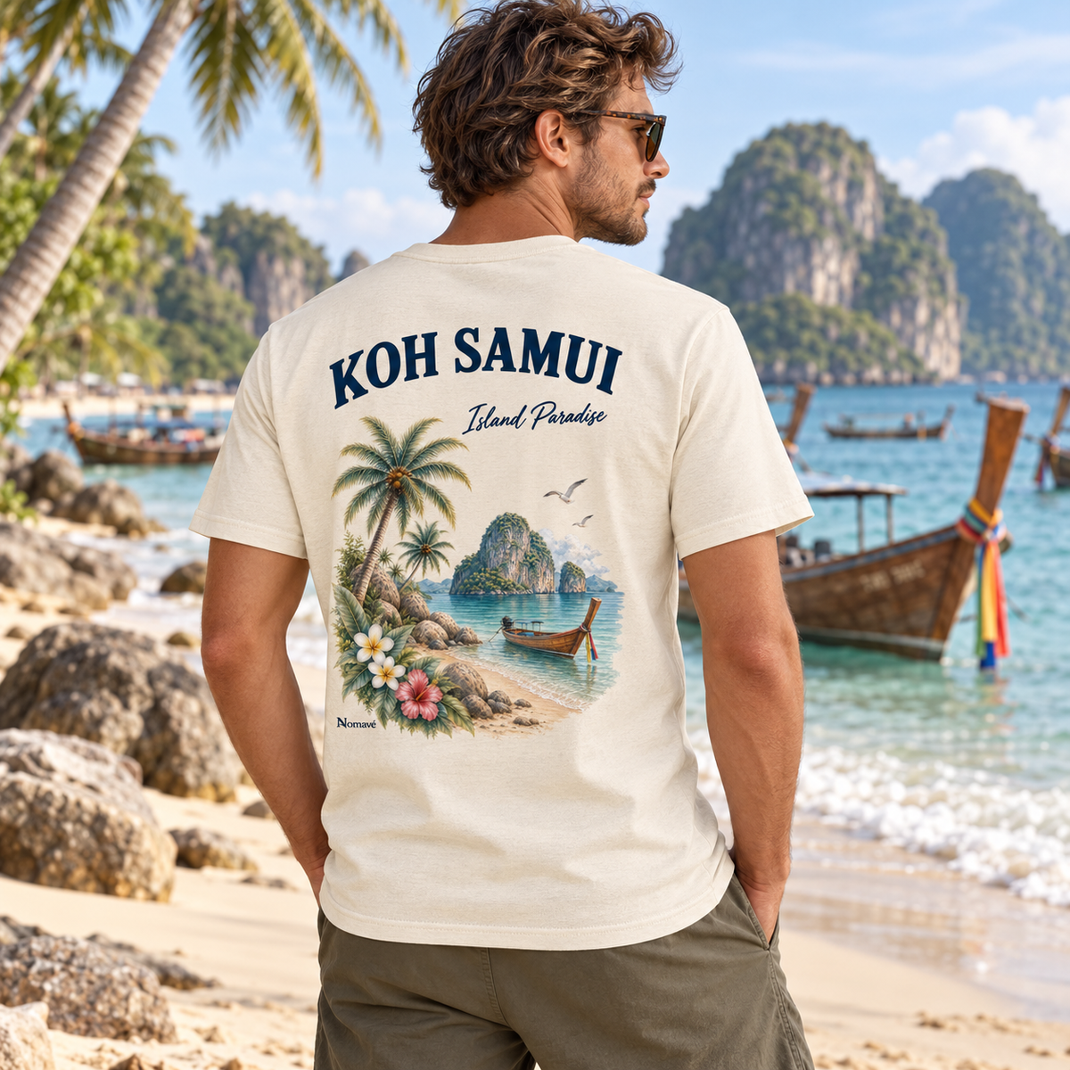 Mann im Koh Samui Island Paradise Bio T-Shirt mit Rückenprint am Longtail-Strand