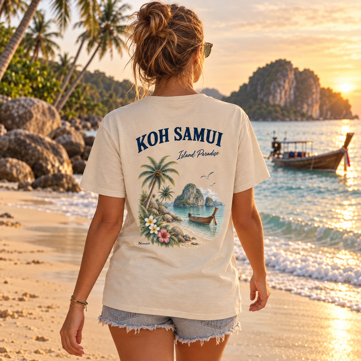 Frau im Koh Samui Island Paradise Essential T-Shirt mit Rückenprint am Strand