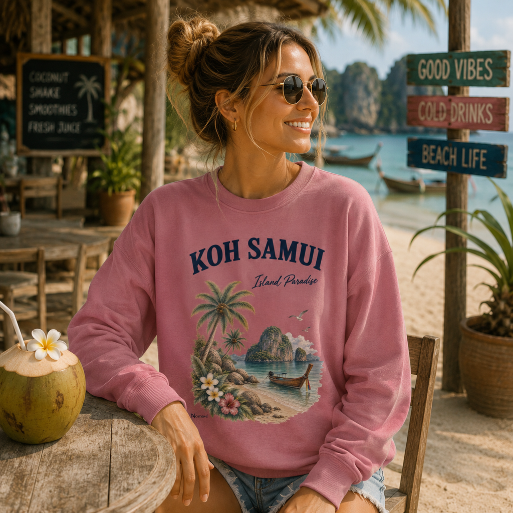 Frau im dunkelrosa Koh Samui Island Paradise Sweatshirt von Nomavé in einem tropischen Strandcafé in Thailand