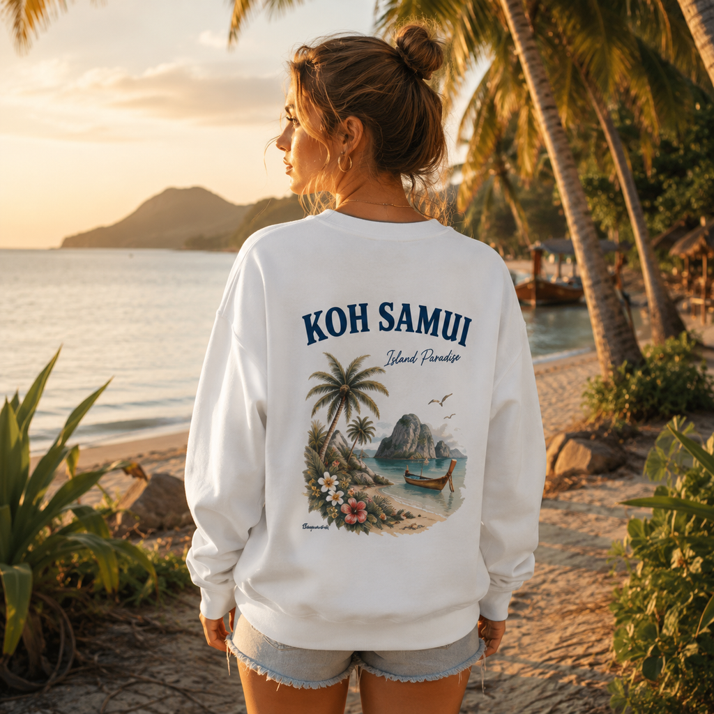 Frau im Koh Samui Island Paradise Sweatshirt mit Rückendruck von Nomavé am tropischen Strand in Thailand