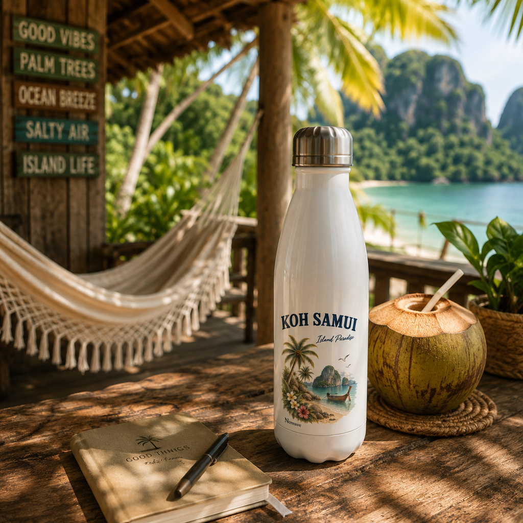 Koh Samui Island Paradise Trinkflasche auf Holztisch vor tropischer Holzhütte mit Hängematte in Thailand