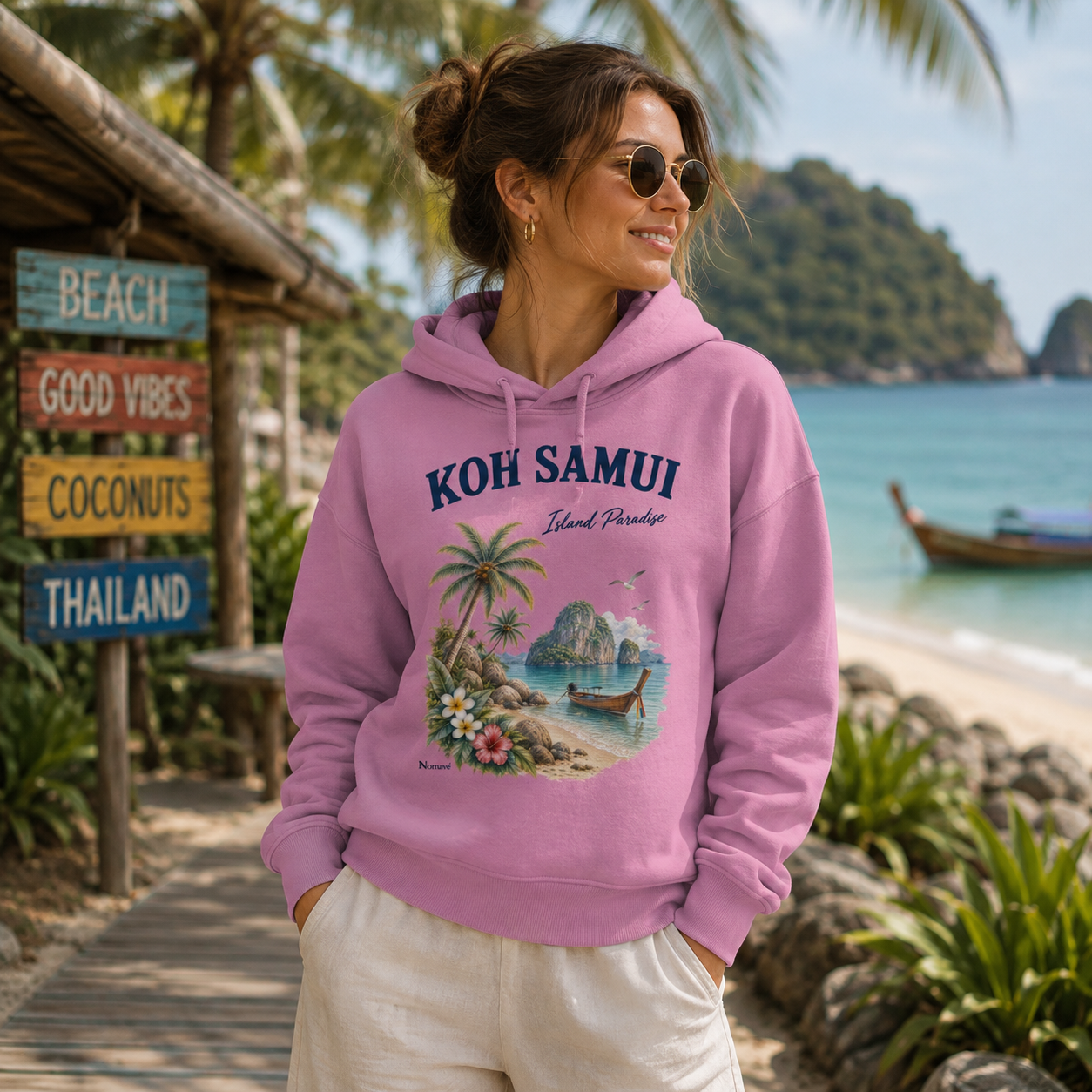 Frau trägt pinken Womens Organic Boxcut Hoodie mit Koh Samui Island Paradise Vintage Design am tropischen Strand in Thailand