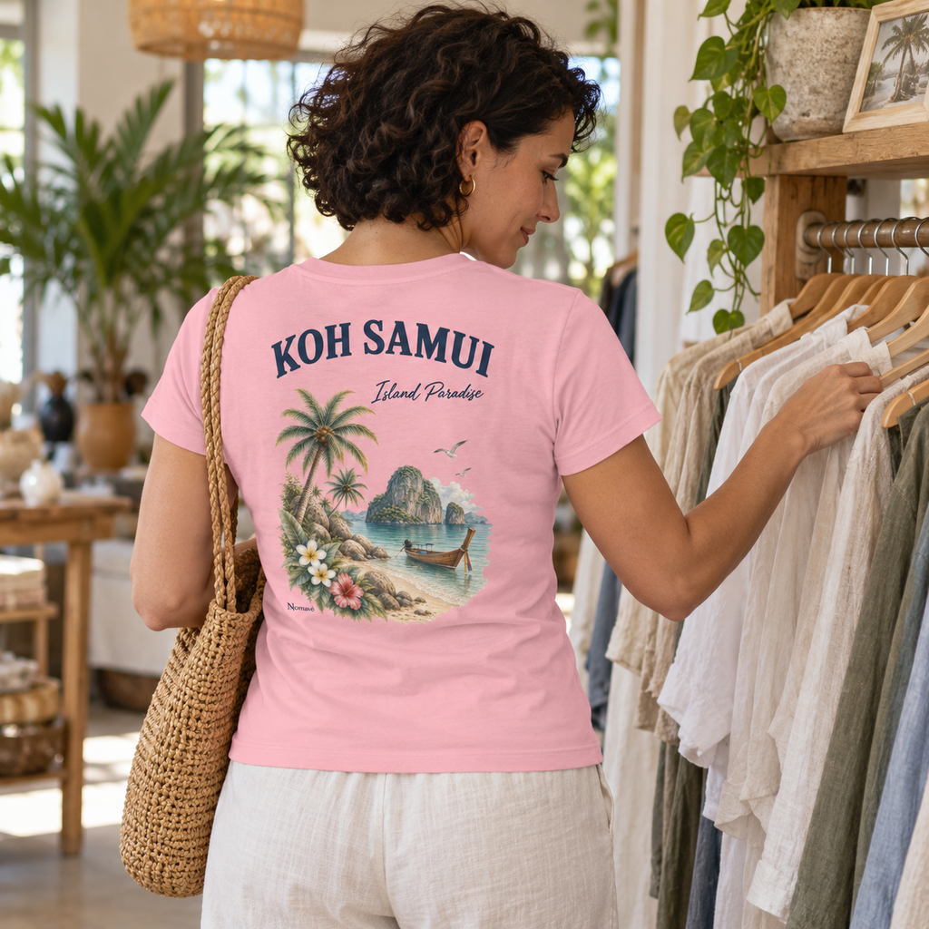 Frau im pinken Koh Samui Island Paradise Ladies Shirt in einer Insel-Boutique