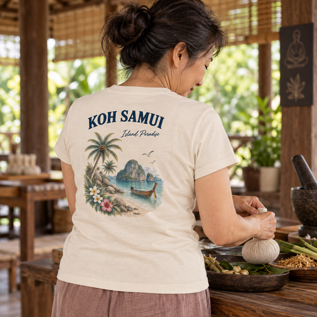 Frau im naturfarbenen Koh Samui Island Paradise Ladies Shirt bei einem Kräuterkompressen-Workshop