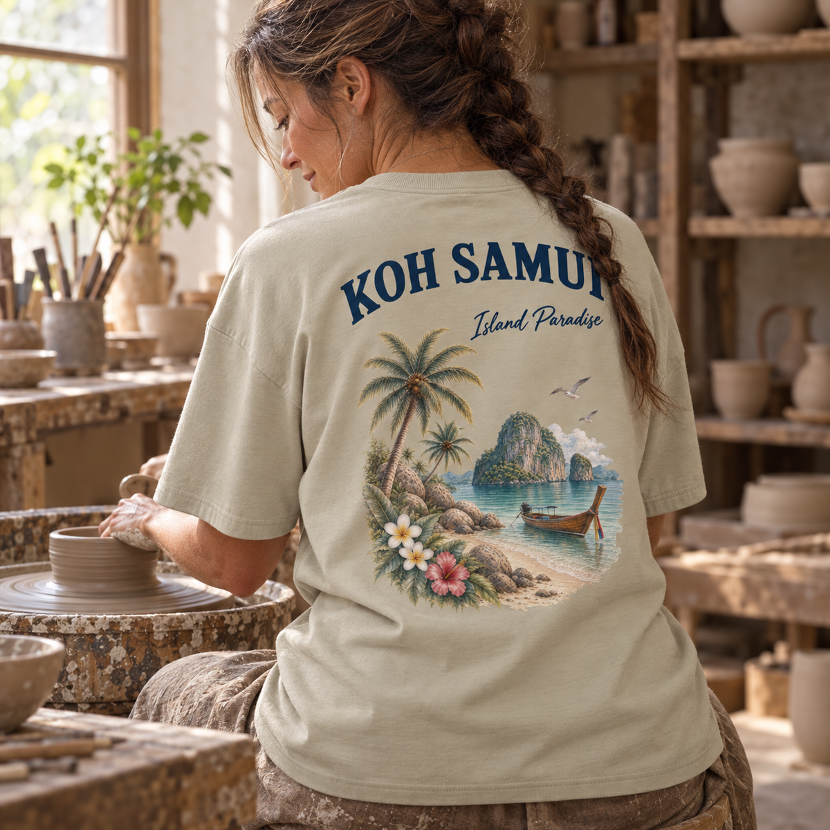 Frau im Koh Samui Island Paradise Oversize Shirt in Stone beim Töpfern im Keramikatelier