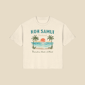 Bio Lady-Shirt in Naturweiß mit Koh Samui Thailand Motiv auf der Vorderseite vor hellem Hintergrund.