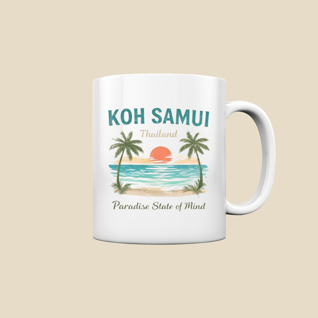 Weiße Keramiktasse mit Koh Samui Thailand Motiv vor hellem Hintergrund.
