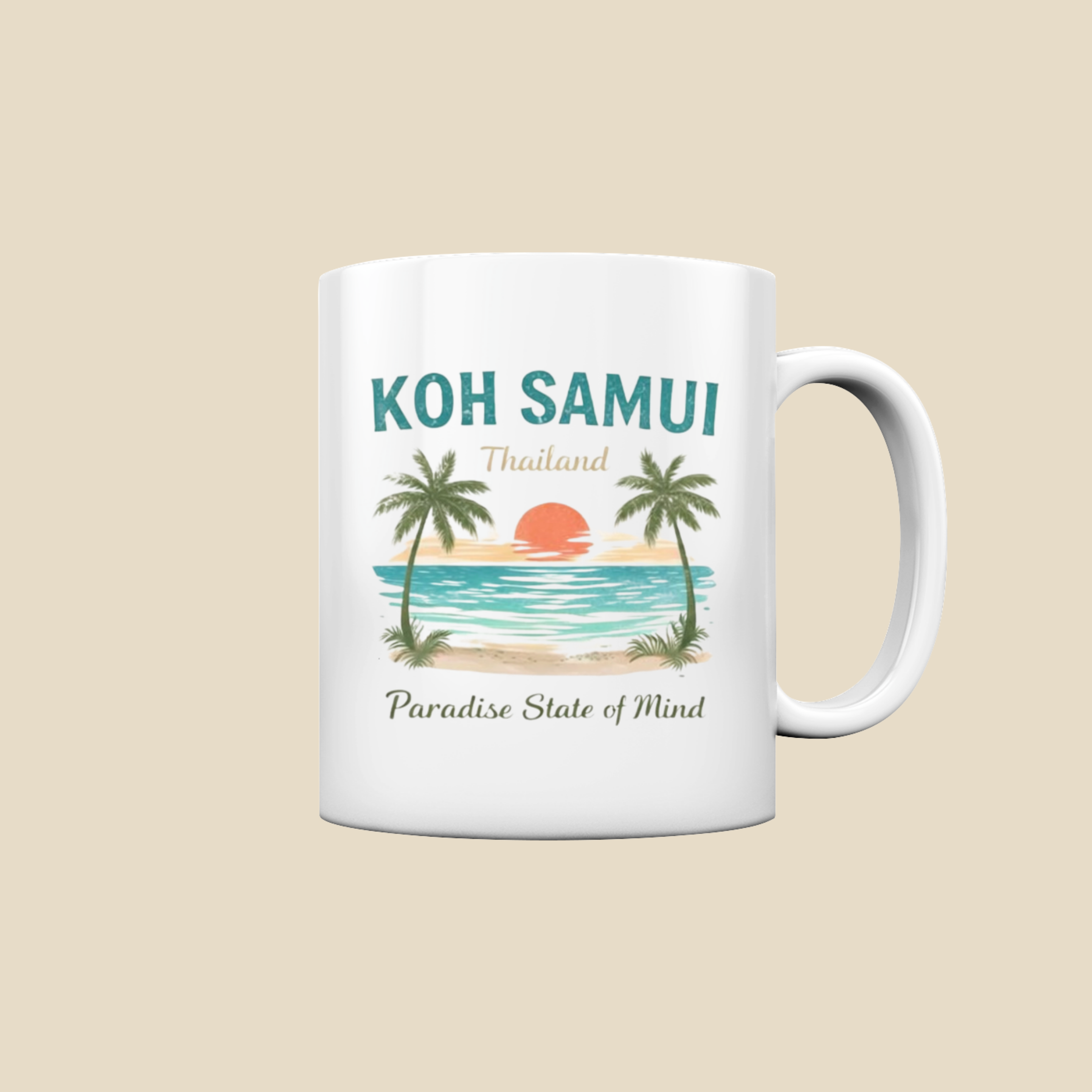 Weiße Keramiktasse mit Koh Samui Thailand Motiv vor hellem Hintergrund.