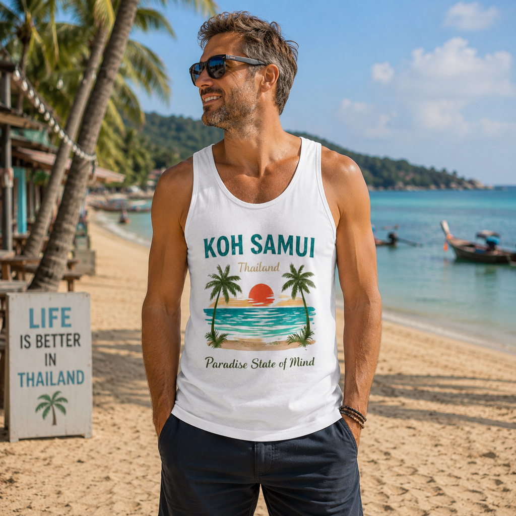 Mann trägt ein weißes Tanktop mit Koh Samui Thailand Motiv am tropischen Strand mit Palmen und türkisfarbenem Meer – Lifestylebild der Nomavé Koh Samui Kollektion.