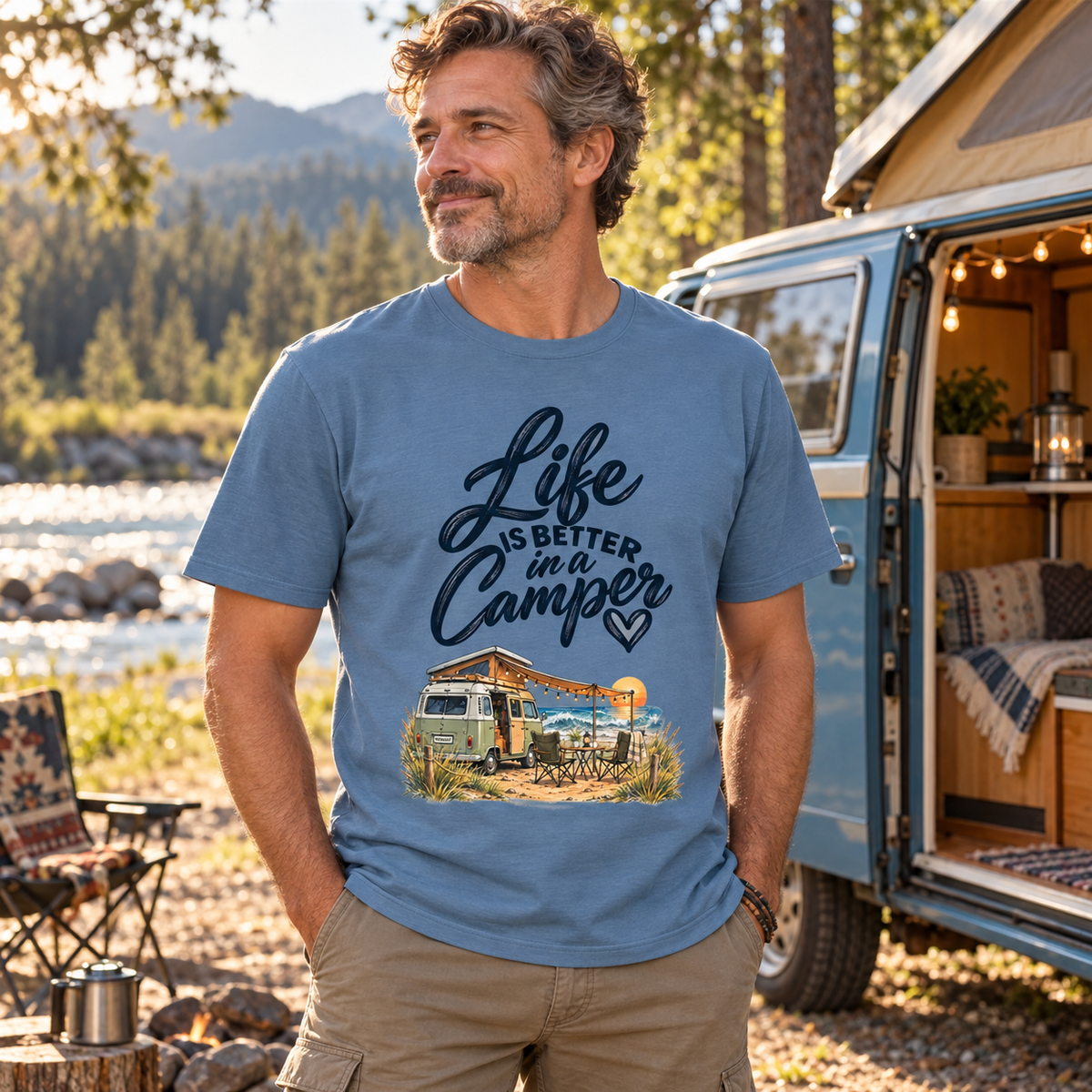 Bio T-Shirt in Blue Soul mit Life is better in a Camper Motiv bei einem Roadtrip am Fluss
