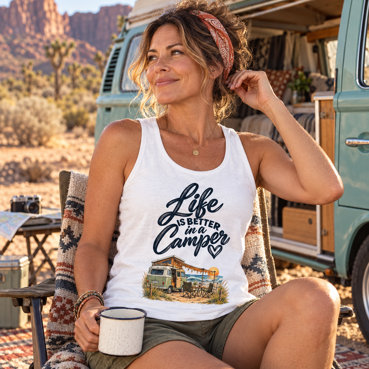 Frau im weißen Bio-Tank-Top mit Camper-Motiv vor türkisfarbenem Vintage-Camper