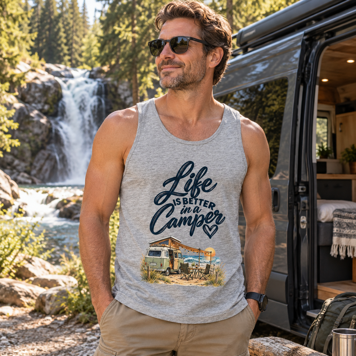 Bio Tank Top in Heather Grey mit Life is better in a Camper Motiv beim Roadtrip nahe eines Waldwasserfalls