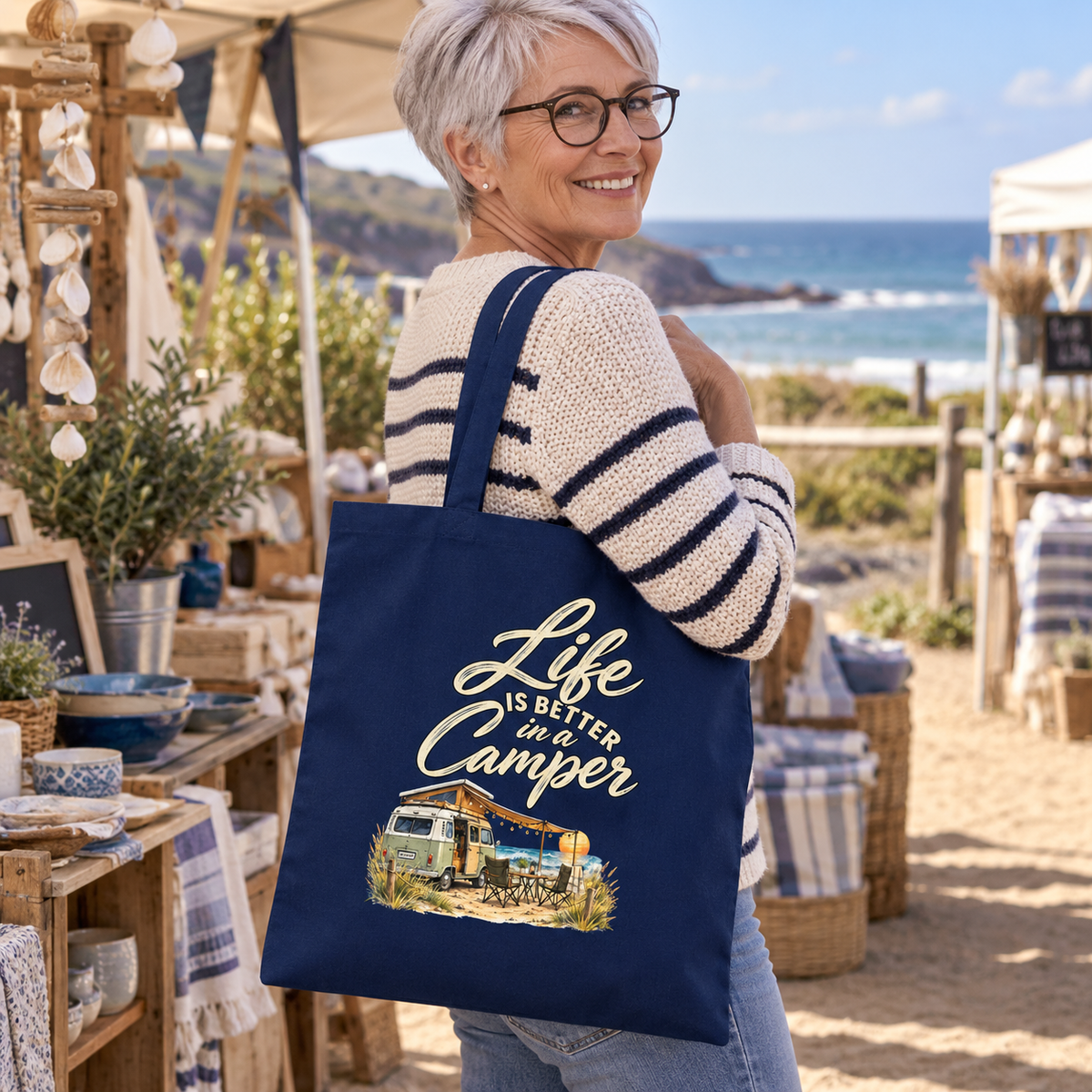 Bio-Baumwolltasche in French Navy mit Life is better in a Camper Dark Edition auf einem Küsten-Campingmarkt