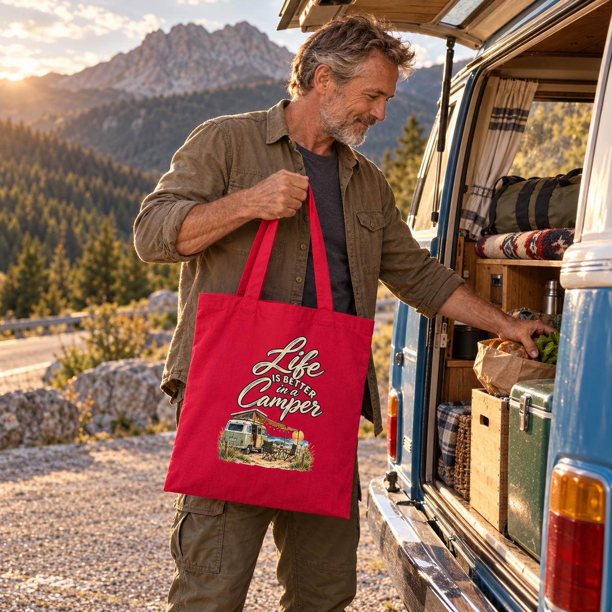Bio-Baumwolltasche in Classic Red mit Camper-Motiv beim Packen an einem Bergstellplatz
