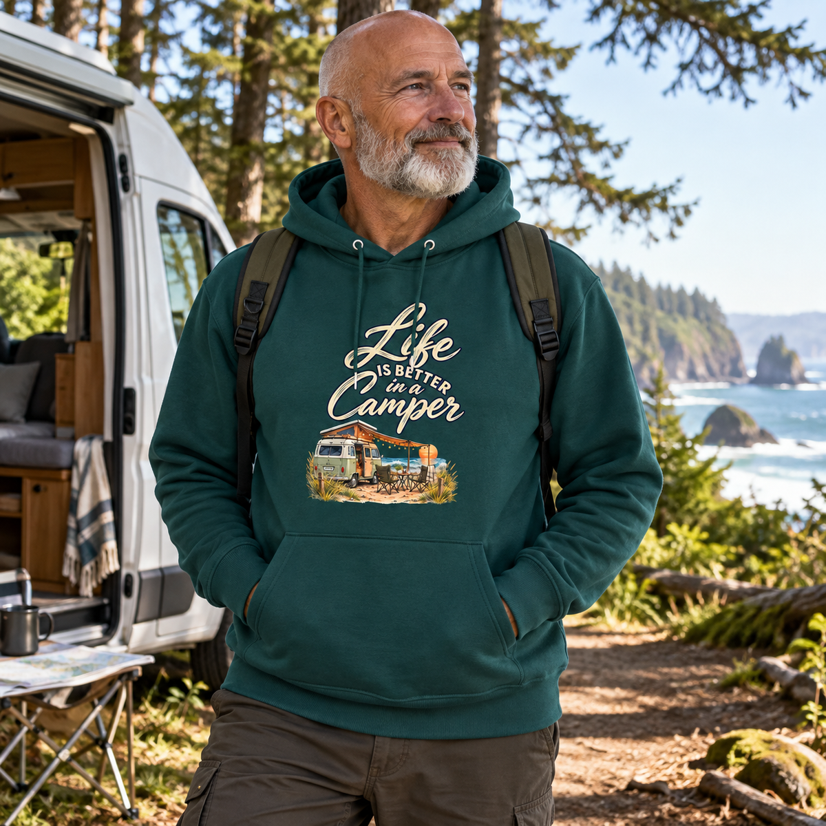 Bio Hoodie in Glazed Green mit Life is better in a Camper Dark Edition auf einem Küstenwald-Trail