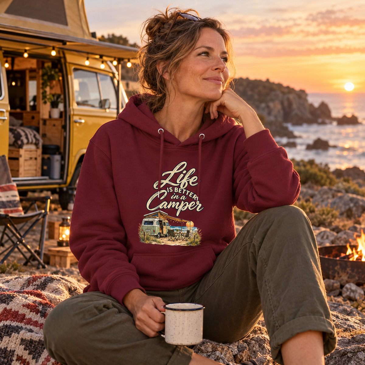 Bio Hoodie in Burgundy mit Camper-Motiv am felsigen Küstenstellplatz vor gelbem Vintage-Camper