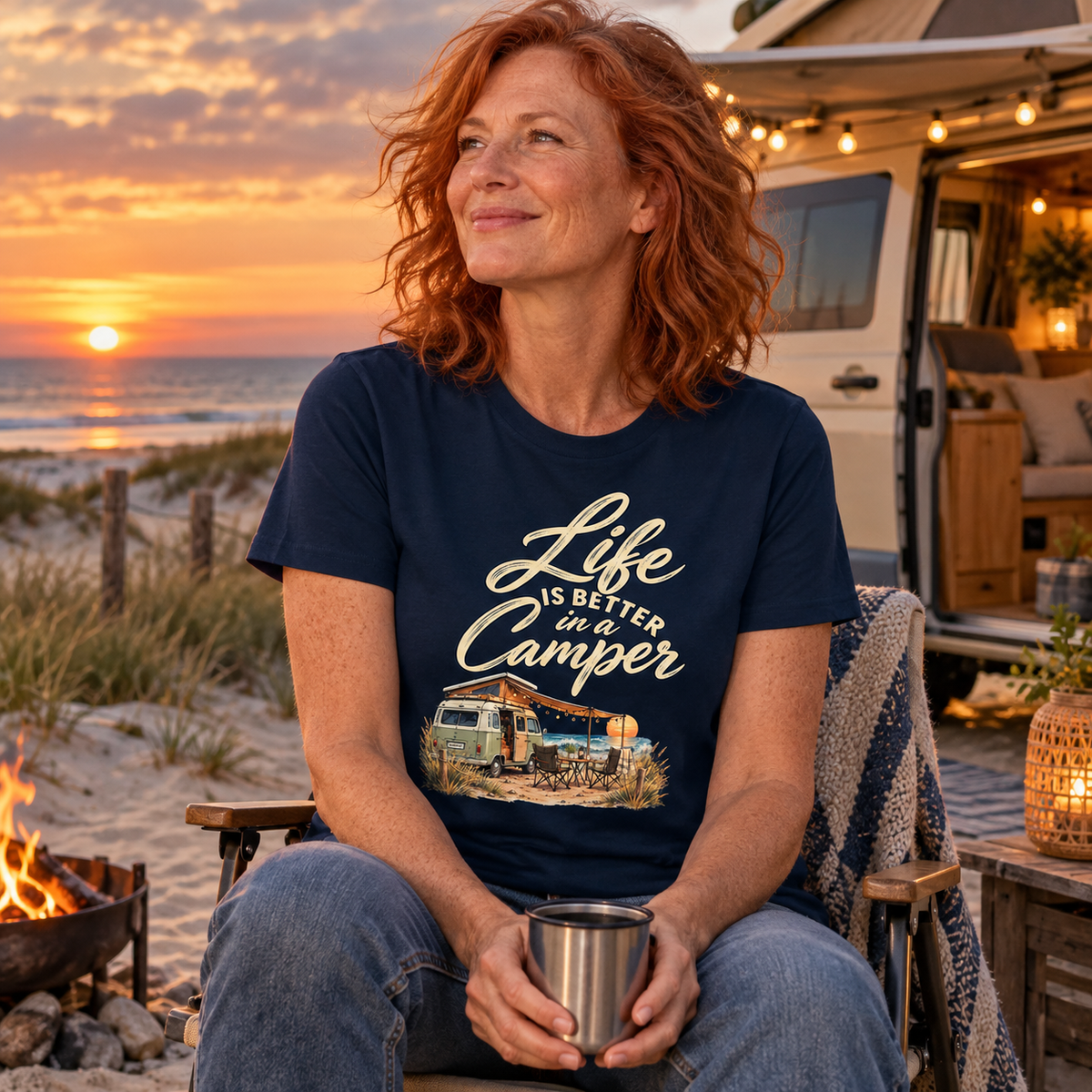 Bio T-Shirt in French Navy mit Camper-Motiv an einem abendlichen Stellplatz in den Küstendünen