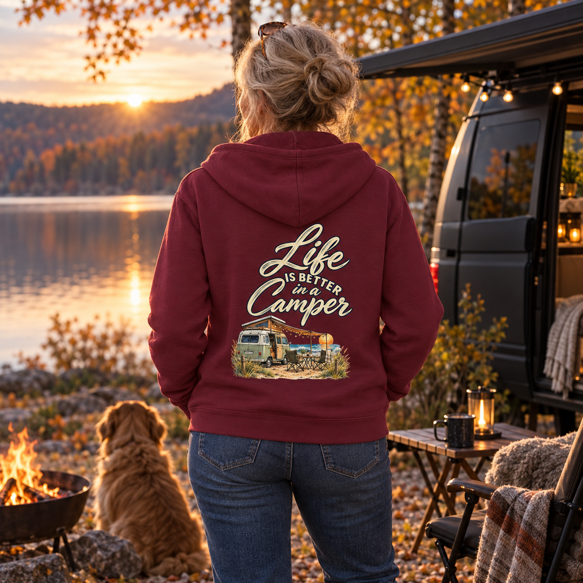 Bio Zipper in Burgundy mit Camper-Rückendruck auf einem herbstlichen Stellplatz am See