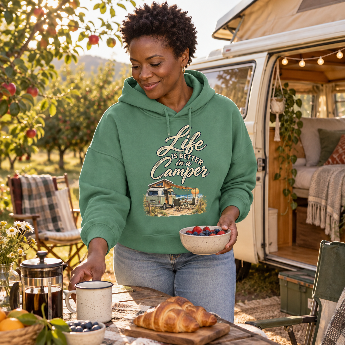 Damen Bio Boxcut Hoodie in Green Bay mit Camper-Motiv beim Camping im Obstgarten