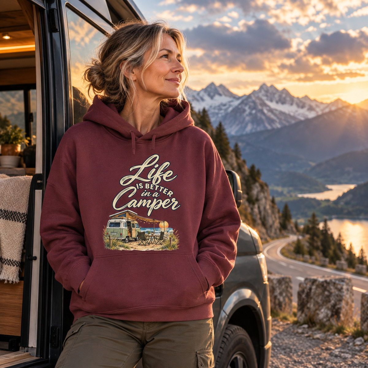 Damen Bio Boxcut Hoodie in Burgundy mit Camper-Motiv an einer alpinen Roadtrip-Pause