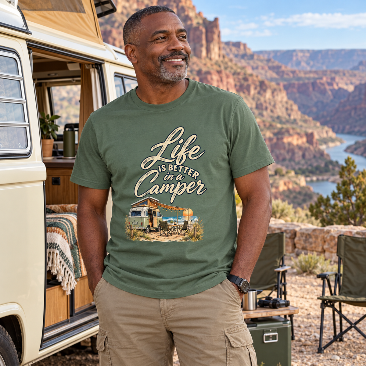 Essential T-Shirt in Military Green mit Camper-Motiv bei einer Roadtrip-Pause in felsiger Landschaft